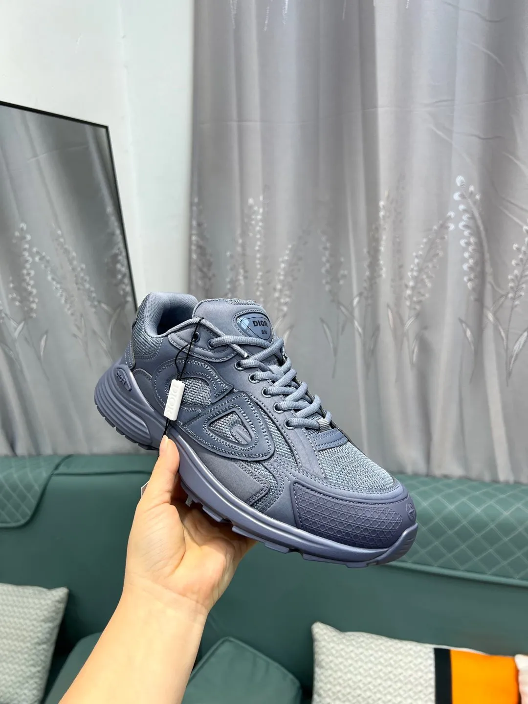 Men's shoes 💰600 high version joint model 🍸 Dior Dior The Island co-branded B30 sneakers follow the trend of the retro market and are Dad Shoes style shoes. The Dior logo on the tongue also indicates that this pair of shoes is the B30 model! B30 uses fine-textured leather and mesh cloth materials to form a shoe body. There are conspicuous letters CD on both sides of the shoe body to indicate the identity. Many lines on the shoe body outline the details, making the shoes look less monotonous and full of retro flavor. ♺ Upper: Original customized technical fabric + mesh ♺ Inner lining: Original customized breathable lining ♺ Outsole: Original molded IP foam + TPU outsole ♺ Heel height: 3.5cm ♺Code number: 39-44 (45 46 customized)